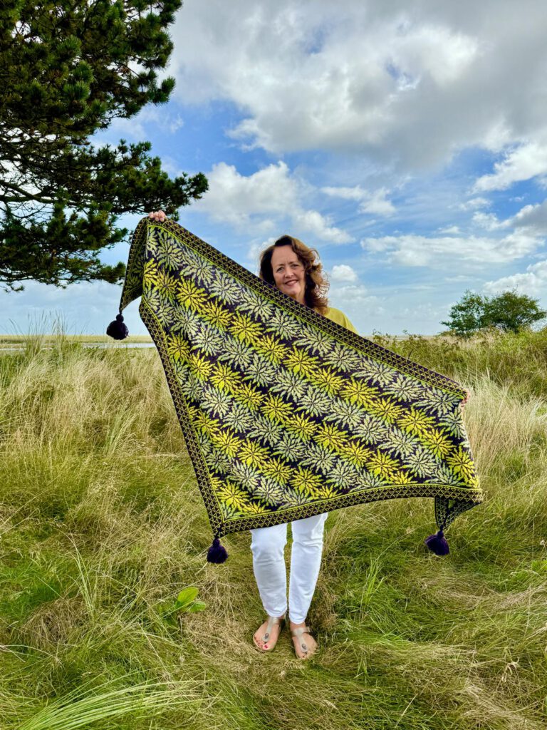 Frau am Meer mit Tuch.