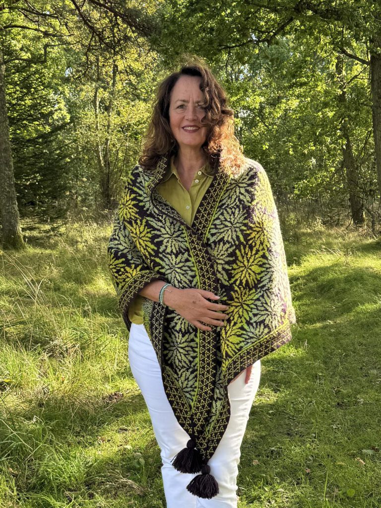 Frau im Wald mit Tuch