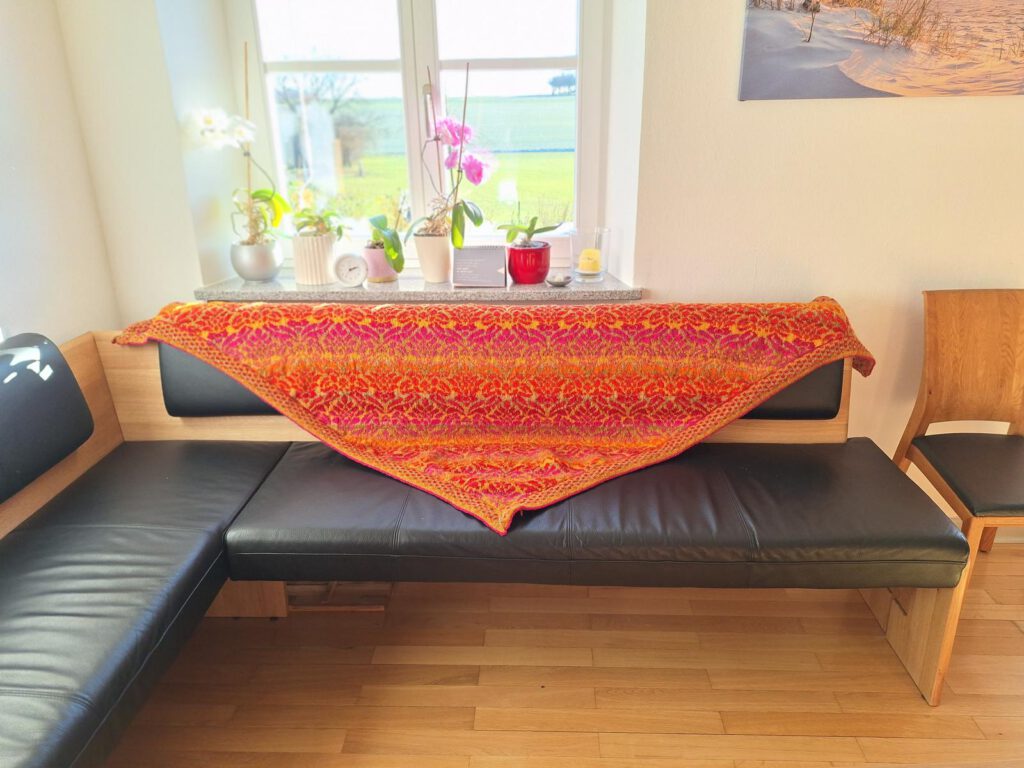 Es wird das Feuerlilien Tuch gezeigt.