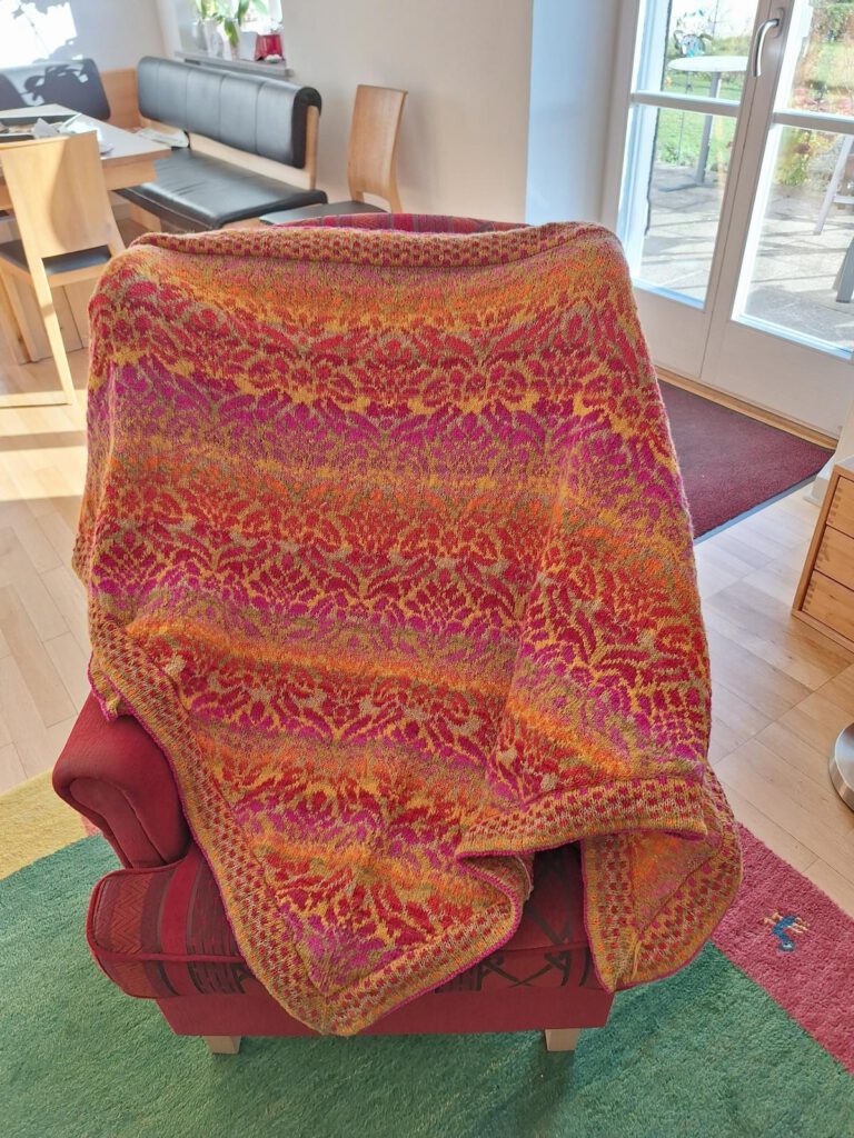 Feuerlilien Tuch von Godila. Es wird das Feuerlilien Tuch gezeigt.