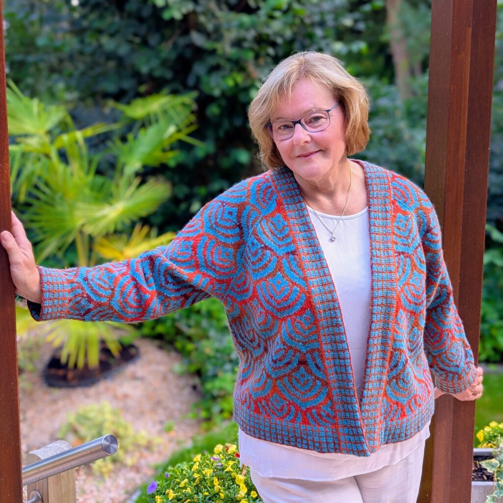 Eine Frau trägt eine Strickjacke.