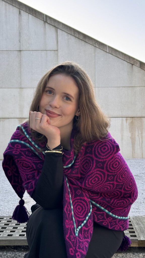 Eine junge Frau trägt ein Tuch.