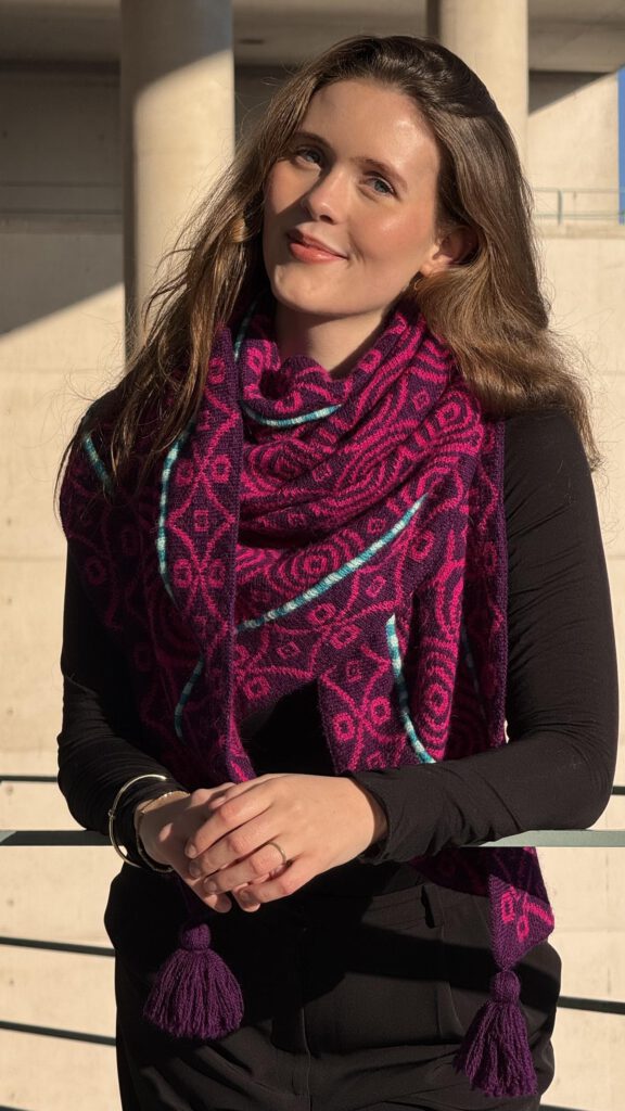 Eine junge Frau trägt ein Tuch.