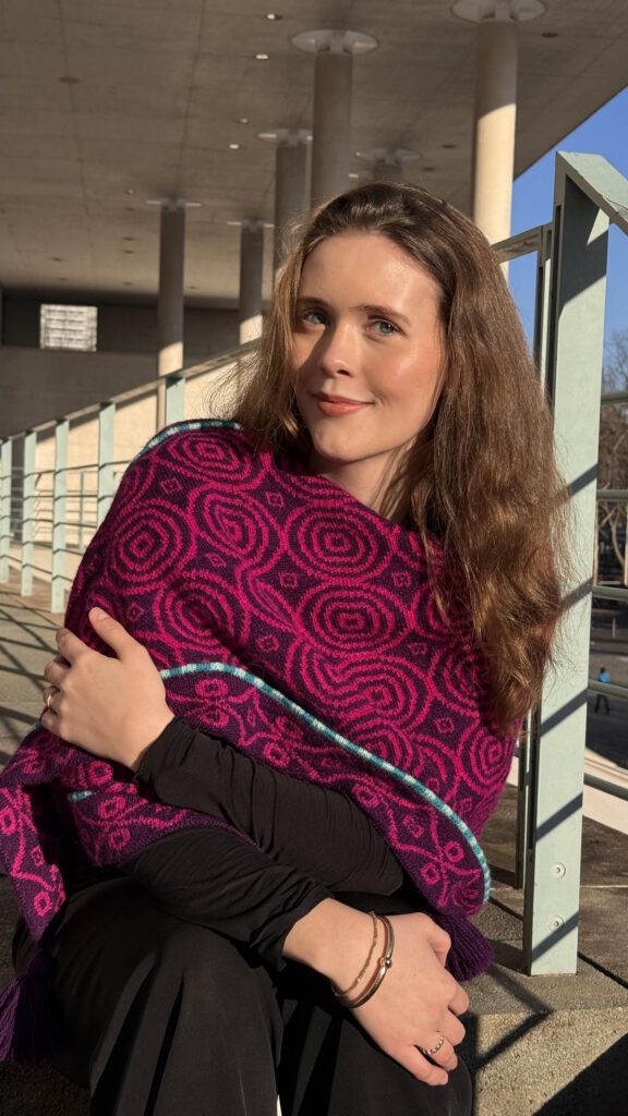 Eine junge Frau trägt ein Tuch.