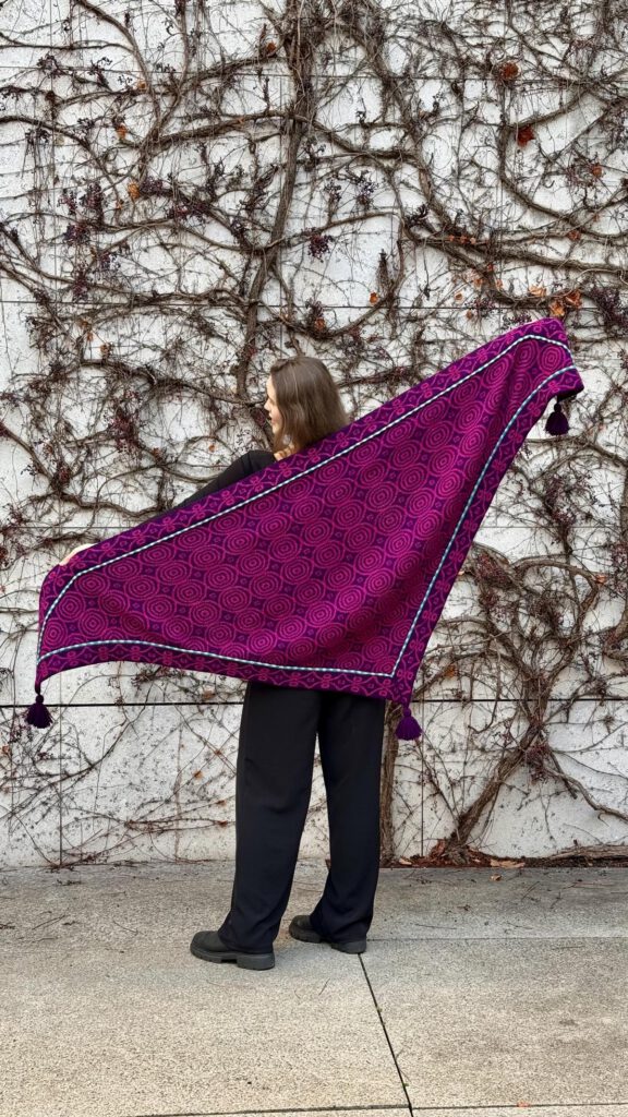 Eine junge Frau trägt ein Tuch.