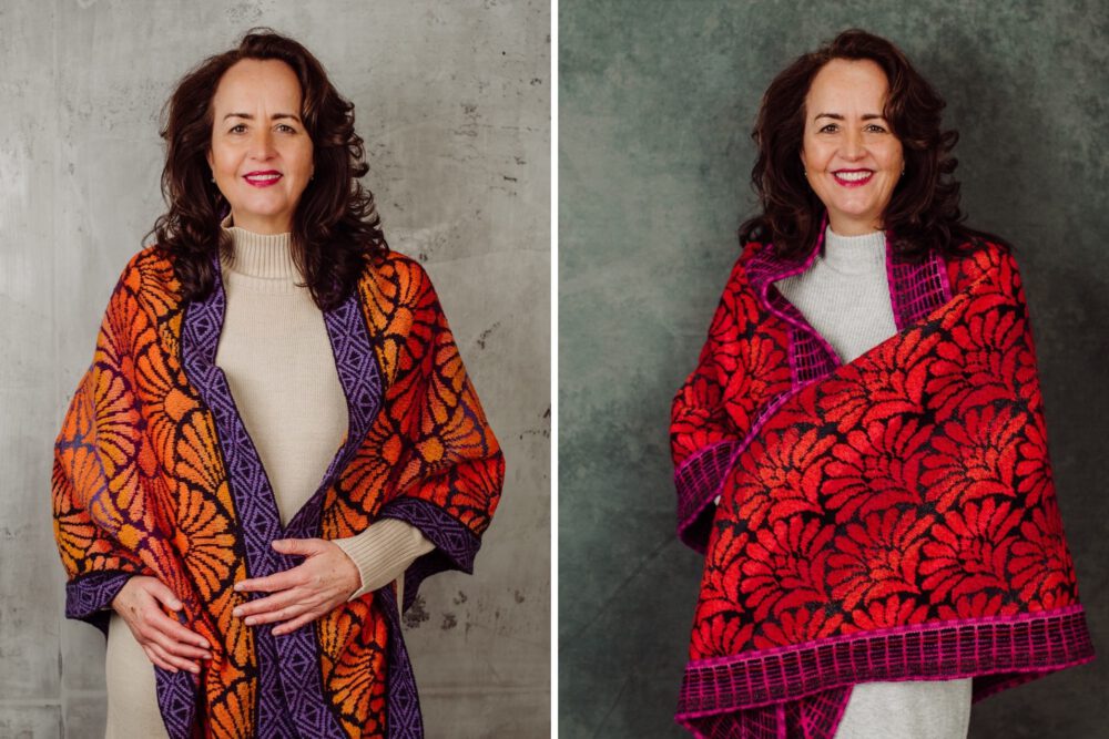 Coulage. Eine Frau zeigt ihre bunten Tücher.