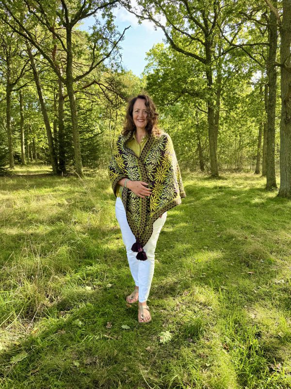 Frau im Wald mit Tuch.